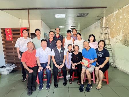 陳先妹老太太昨天歡度92歲生日，縣長王忠銘、鄉長吳金平率隊獻上祝福。（圖／文：馮紹夫）