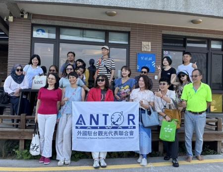 外國駐台觀光代表團抵達馬祖，展開國際藝術島參訪行程。（圖／文：鄭禮頤）
