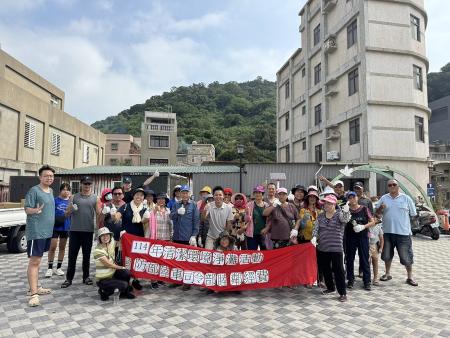 塘岐社區發展協會舉辦淨灘活動，居民與志工熱心參與，為維護馬祖海岸環境盡一份心力。（圖／文：鄭曉琴）