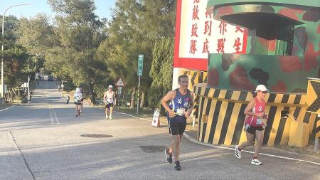 馬祖莒光星光馬拉松開跑。（圖：宋幸儒、蔡夢玲）