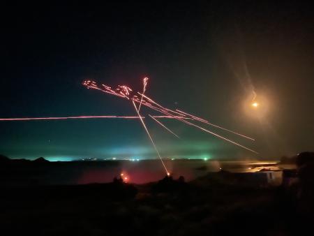 莒光守備大隊安排實彈火砲射擊,砲聲震天、火光劃破夜空,成為全場最高潮。(文:蔡夢玲、圖:宋幸儒)