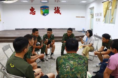 本部連團體輔導中,官兵熱烈互動討論。
