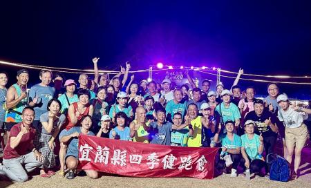 團體賽前三名出爐！嘉義市北回慢跑協會奪冠、「與神同行」團隊居次，宜蘭縣四季健跑會排名第三。（圖／文：蔡夢玲）