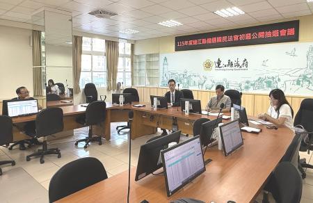 縣府應地方法院請託，由民社處舉辦連江縣115年度備選國民法官初選名冊公開抽選，抽出375位備選國民法官。（圖／文：王致潔）