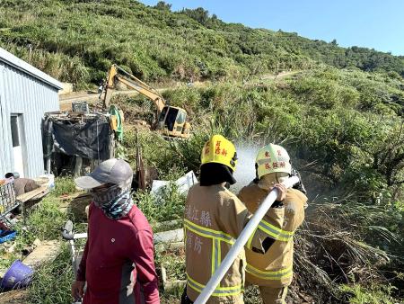 猛澳港南堤聯外道路旁草叢起火，東莒消防分隊與義消火速趕到撲救，火勢迅速控制。（圖／文：蔡夢玲）