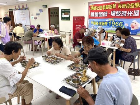 長輩桌遊同樂、共餐歡聚，現場氣氛溫馨熱鬧。（圖／文：鄭禮頤）
