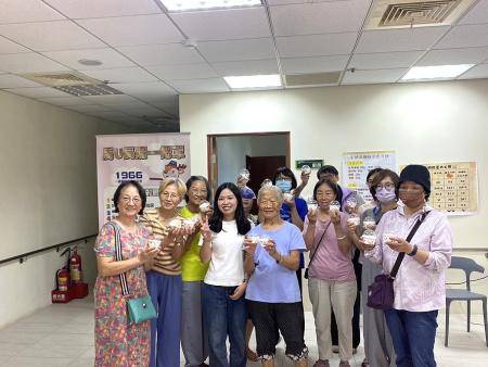 居民動手做減糖月餅並開心分享成果,健康歡樂過中秋。(圖/文:鄭禮頤)