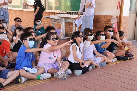 美力台灣3D行動電影院在介壽國中小登場，幾乎所有學生是第一次觀賞3D電影，體驗前所未有的立體觀影震撼。（圖／文：王致潔）