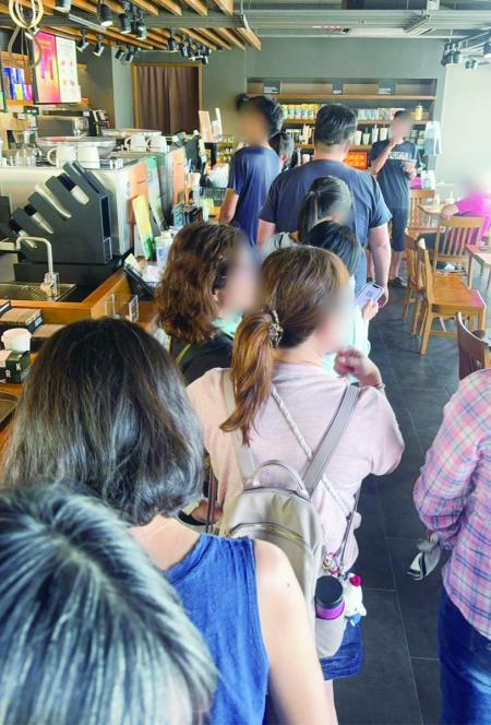 黃魚提袋掀起搶購熱潮，昨日限量3000個提袋已全數售罄。（圖：馮紹夫、讀者提供）