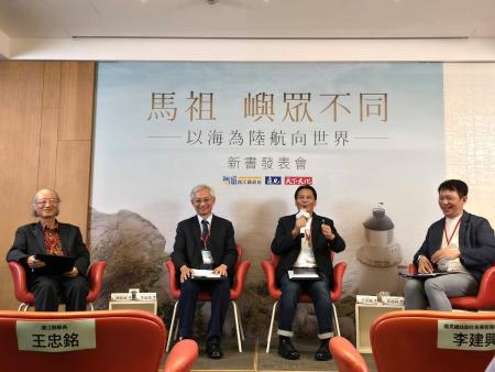 新書分享座談會由遠見雜誌副社長李建興主持，與談人為縣長王忠銘、臺大李宜家教授及成大傅朝卿教授。（圖：縣府）