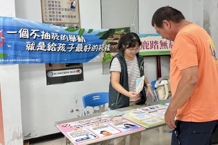 東莒老人活動中心內人潮絡繹不絕,大家一邊玩遊戲一邊長知識。(圖/文:蔡夢玲)