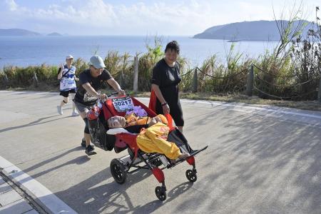 腦麻兒「小比」18日晚間離世，他與媽媽陳嘉齡2年前曾來馬祖挑戰馬祖馬拉松。（圖：周治孝）