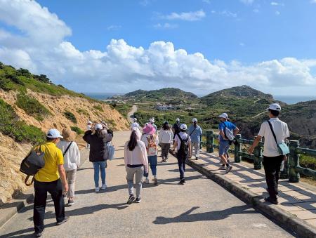響應永續旅遊新趨勢，馬管處「島嶼淨行-馬祖徒步慢旅」舉辦東莒示範團。（圖：馬管處）