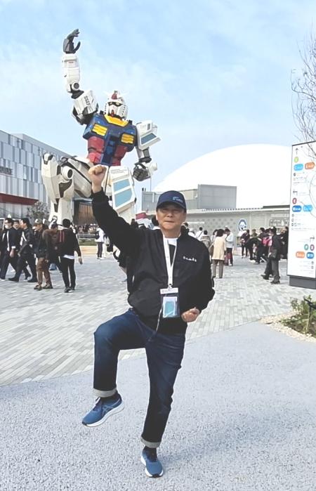 萬代島根魔術代表團拜會王忠銘，探討體育文化跨界合作；圖為今年4月王忠銘參加大阪萬博時與鋼彈合影。（圖：連江縣政府）