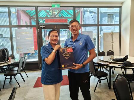 張維倫主任獲頒榮譽鄉民證，感謝他十餘年來守護東莒燈塔的辛勞。（圖／文：蔡夢玲）