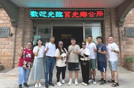 軍旅愛情開花結果，新郎王峻毅、新娘黃俞潔20日於莒光鄉戶政事務所完成結婚登記，成為2025年莒光鄉首對登記結婚的新人。（圖／文：宋幸儒、戶政事務所）