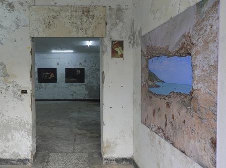陳伯義《據點的凝視》透過攝影景框捕捉射口的風景。（圖：馬祖國際藝術島）