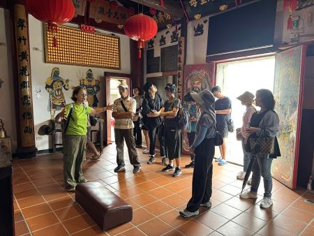 連江縣馬祖地質公園協會舉辦走讀活動，王好蓮帶領遊客走訪聚落，分享芹壁的歷史人文。（圖／文：鄭曉琴）