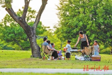 市民在三江口公園露營。蘆懿攝