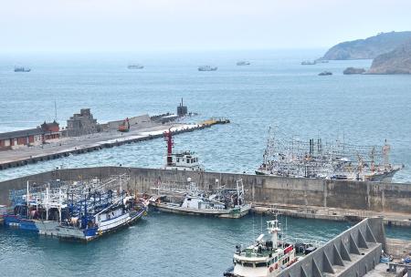 颱風樺加沙外圍環流影響，馬祖沿海風浪增強，東引中柱港與清水澳迎來20餘艘台灣漁船停泊避風。（圖／文：陳其敏）