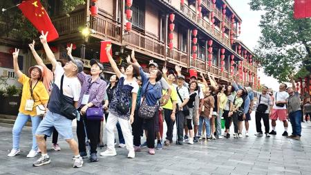 東引鄉長者社會參與活動熱烈，78人攜手同遊金廈，共築美好回憶。（圖：東引鄉公所）