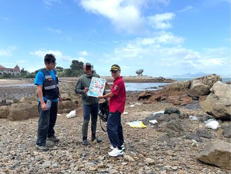 颱風樺加沙帶來強風、長浪，消防局勸離在岸際撿螺的民眾，以策安全。（圖：消防局）