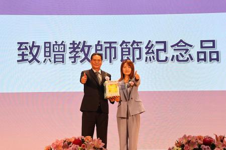 縣長王忠銘在114年教師節表揚大會中頒獎表揚優秀教師，並向所有在第一線辛勞付出的教育工作者致上崇高敬意。（圖／文：王致潔）