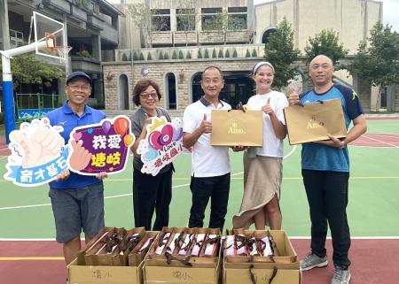 鄉長吳金平致贈教師節禮品，傳遞祝福與感恩。（圖／文：鄭禮頤）