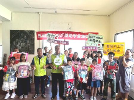 馬祖家扶中心獎助學金頒獎典禮，扶幼委員會陳書建主委與劉依金委員給予孩子溫暖勉勵。（圖：馬祖家扶中心）