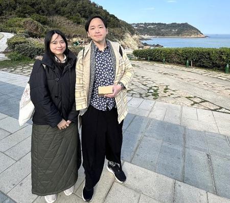 簧格音樂《北境．測繪》今日中午12時開放索票；圖為李讓賢伉儷今年春天來馬駐村創作時合影。（圖：縣府文化處、馮紹夫）