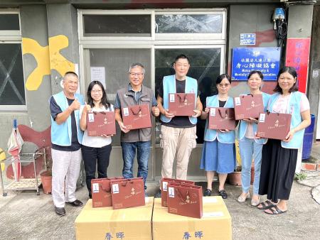 國民黨連江縣黨部致贈連江縣身心障礙協會秋節禮盒，表達對社會弱勢的關懷與支持。（圖／文：馮紹夫）