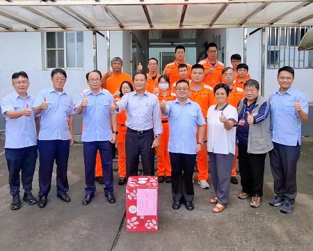 秋節將至，縣長王忠銘慰問海岸巡官兵，致贈水果禮盒。（圖：縣府）