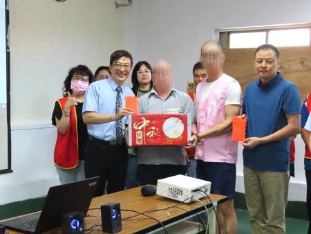福建更生保護會舉辦入監關懷活動,致贈禮品、加菜金慰問受刑人。(圖:福建更生保護會)
