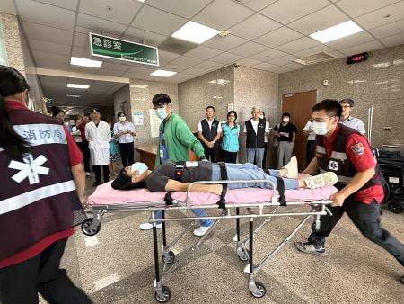 衛生局舉辦傳染病轉運送實兵演練,縣長王忠銘、代理秘書長陳明傑、衛生局長陳美金及縣醫院長張志華親自出席,展現對守護縣民健康的高度重視。(圖/文:王致潔)