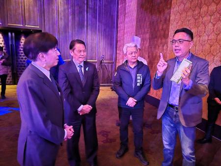 馬祖酒廠新任董事長由高漢瑜（右一）出任。（圖：本報採訪組）