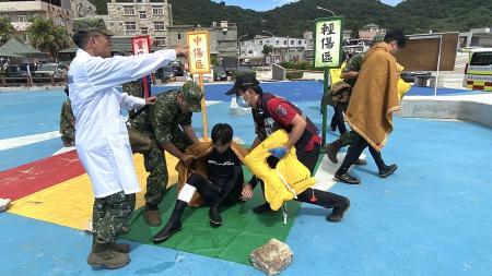 北竿機場模擬海上空難進行海上救援與岸上急救演習,圓滿成功。(圖/文:鄭禮頤)
