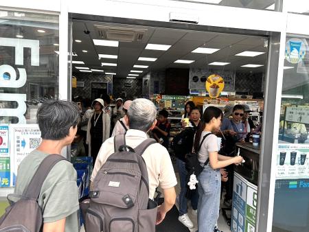 全家便利商店馬祖媽祖店昨日正式開幕，吸引大批人潮。（圖：王致潔、讀者提供）