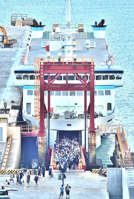 台馬航線停航4天後，「新臺馬輪」、「臺馬之星」26日上午載運608名旅客抵達馬祖。（圖／文：陳其敏）