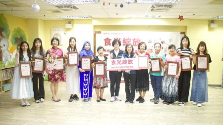 《食光綻放－傳統美食中的女性故事展》昨（26）日在桃園市北區婦女中心開幕，民社處長曾玉花頒發感謝狀予參展者。（圖：縣府民社處）