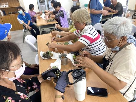 多肉植物手作課程吸引長輩參與，展現巧思與成就感，溫馨滿滿、綠意滿堂。（圖／文：鄭禮頤）