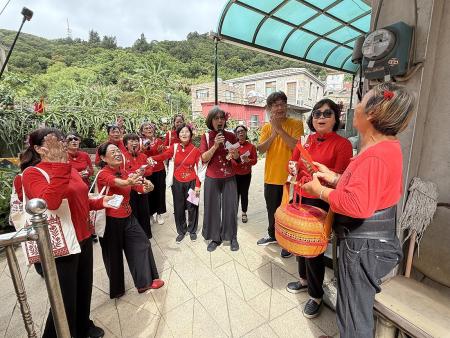 喜娘們赴牛角聚落人家獻上祝福，整個牛角聚落一片喜氣洋洋。（圖／文：王致潔）
