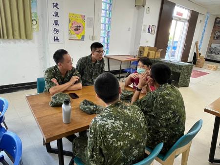 志工媽媽關懷役男適應狀況。