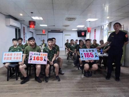 宣教後與官兵合影。