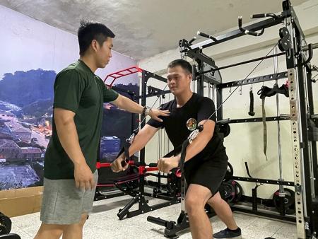 教官引導社員繩索夾胸訓練