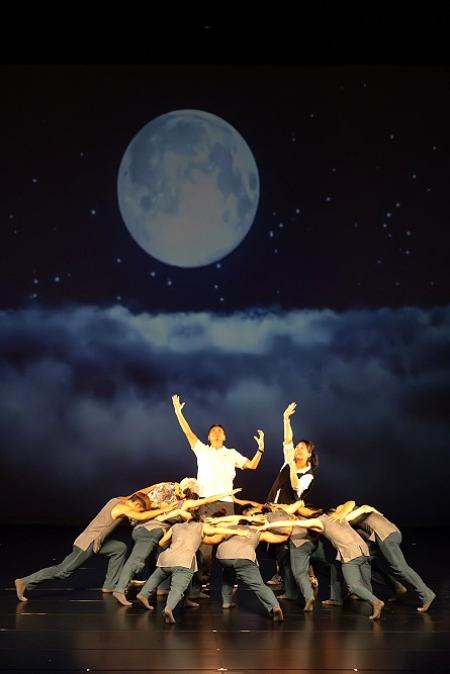 《南之頌．碎月》昨日於梅石藝文中心登場，縣長王忠銘表示演出令他深受感動。（圖：縣府文化處）