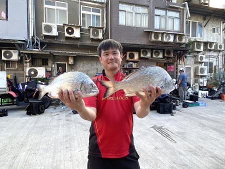 114年北竿解鎖團盃磯釣大賽熱鬧登場，釣友齊聚秤重比賽，冠軍蔡政賢抱回大魚展現實力。（圖／文：鄭禮頤）