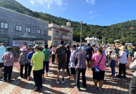 鄉親們齊聚健走，沿途穿越聚落與海岸步道，感受運動與休閒的美好。（圖／文：鄭禮頤）