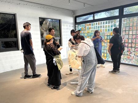 連假期間,藝術島各展區湧現大量參觀人潮。(圖/文:王致潔)