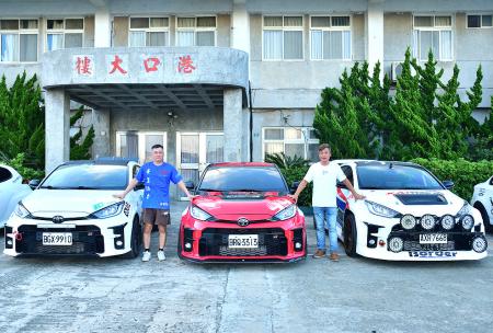 東引舉辦首次汽車拉力賽，第一批19部賽車於29日先行運抵中柱港。（圖／文：陳其敏）