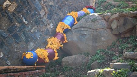 木村崇人在東莒的作品《和兩座島嶼一同化為雲朵的日子》，以及李奕芃在西莒的作品《獻給馬祖的一隻貓毛蟲》。（圖：馬祖國際藝術島）